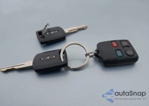 2006 Lincoln Town Car Designer Series из США, поврежденный, VIN 1LNHM83V56Y633192